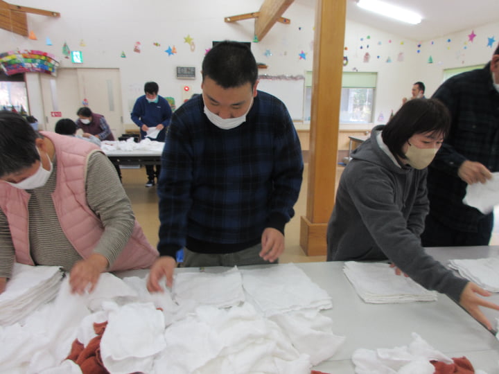 ウエスたたみ作業